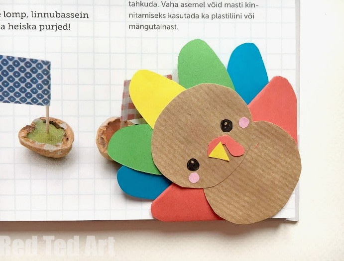 Seriously cute Turkey Bookmark Corner for Thanksgiving. A cute little DIY for the kids (or grown ups to make and give). Use the feathers to write thankfulness messages. Just lovely. Hooray for Corner Bookmark Designs at Thanksgiving!
