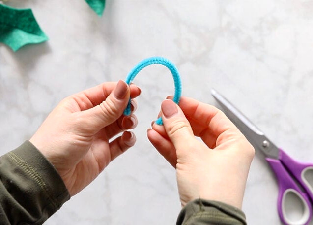 Bending pipe cleaner into U