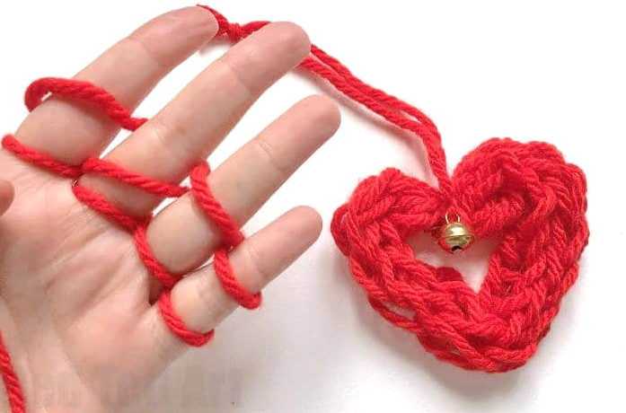 These finger knitted heart ornaments are adorable. Simple, charming, and an excellent finger knitting project for children. Love.