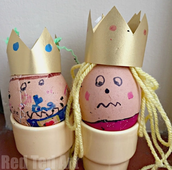 Family Easter Games: Have your own White House Easter Egg Roll Activity at HOME - Have a go at the GREAT EGG RACE on Easter Sunday. This is a "quick set up time", but super fun activity for ALL the family to enjoy. The kids can't wait to give this Easter Activity another go this year! #easter #games #family #eggroll #eastergames #activities