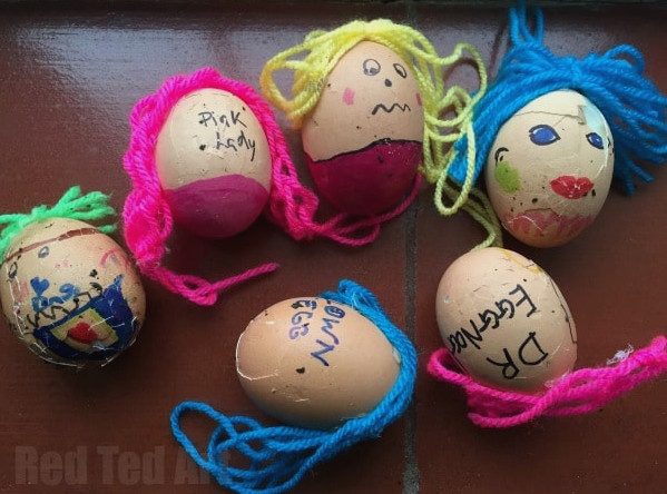 Family Easter Games: Create your own White House Easter Egg Roll Activity at HOME - Try the GREAT EGG RACE on Easter Sunday. This is a "quick setup" activity, yet it is wonderfully entertaining for the WHOLE family. The children are eager to enjoy this Easter Activity again this year! #easter #games #family #eggroll #eastergames #activities