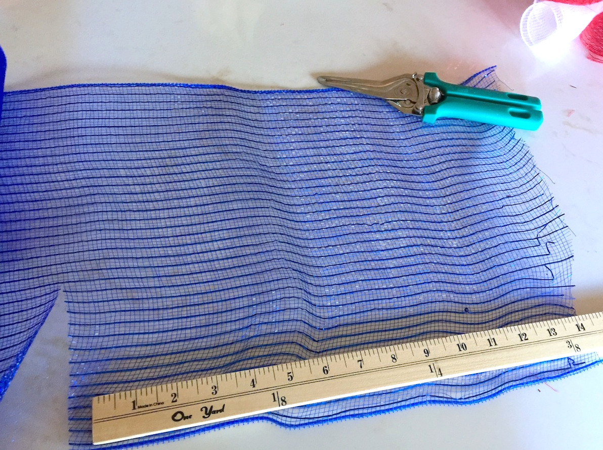 Slicing deco mesh into 14-inch pieces