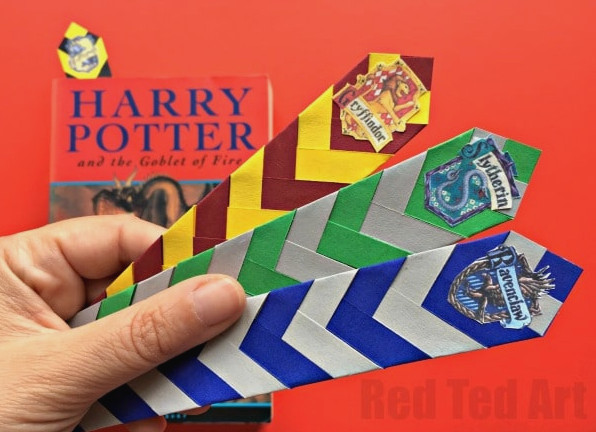 Wonderful Harry Potter Bookmarks. Love these awesome chevron house colour paper bookmarks, including free house badge printables. Perfect for all Harry Potter fans #Paper #bookmarks #HarryPotter #Crafts