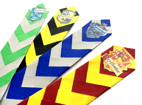 Wonderful Harry Potter Bookmarks. Love these awesome chevron house colour paper bookmarks, including free house badge printables. Perfect for all Harry Potter fans #Paper #bookmarks #HarryPotter #Crafts