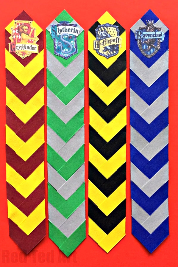 Wonderful Harry Potter Bookmarks. Love these awesome chevron house colour paper bookmarks, including free house badge printables. Perfect for all Harry Potter fans #Paper #bookmarks #HarryPotter #Crafts